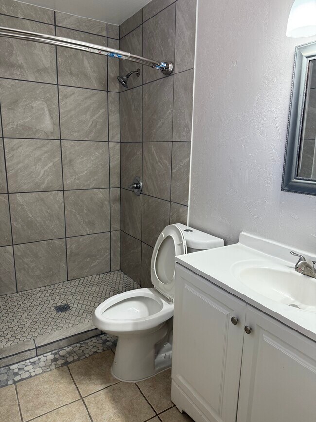 Baño principal - 1284 W 13th St