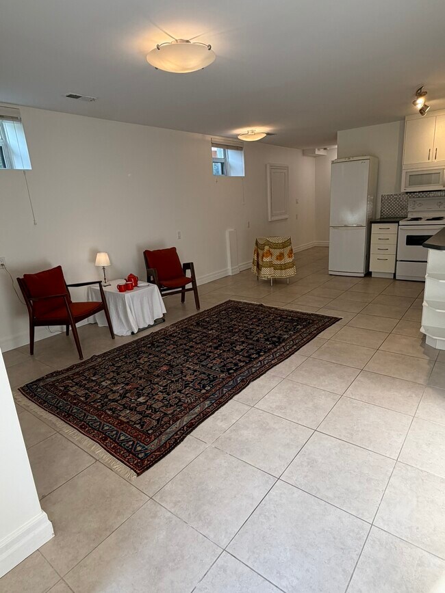 Photo du bâtiment - 1 Bedroom Annex/Seaton Village.  Private entrance. Feels like main.