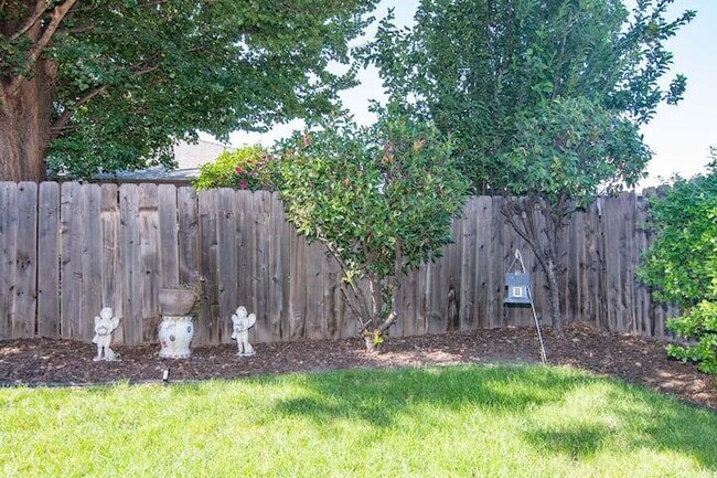 Foto del edificio - 563 Primrose Dr