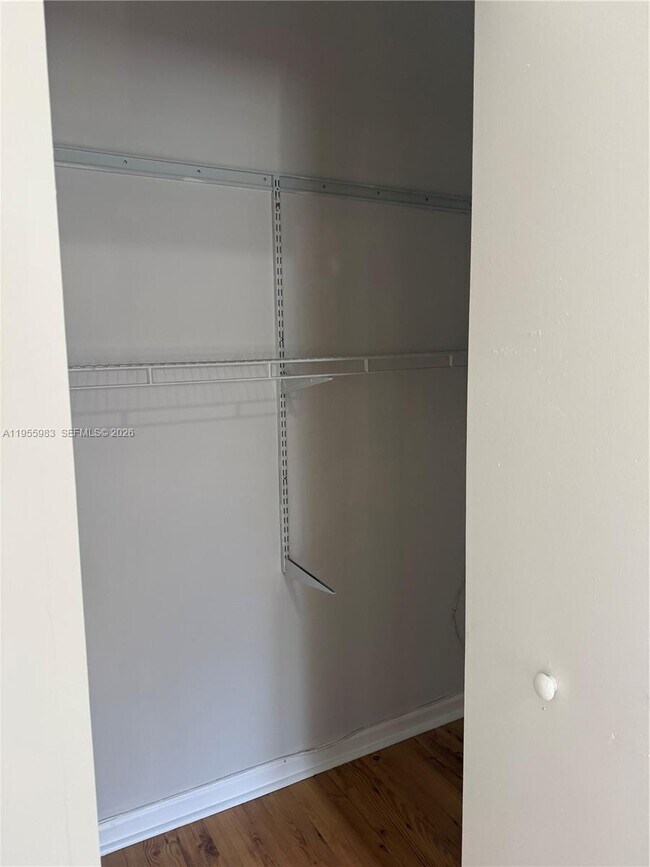 Foto del edificio - 576 NE 63rd St