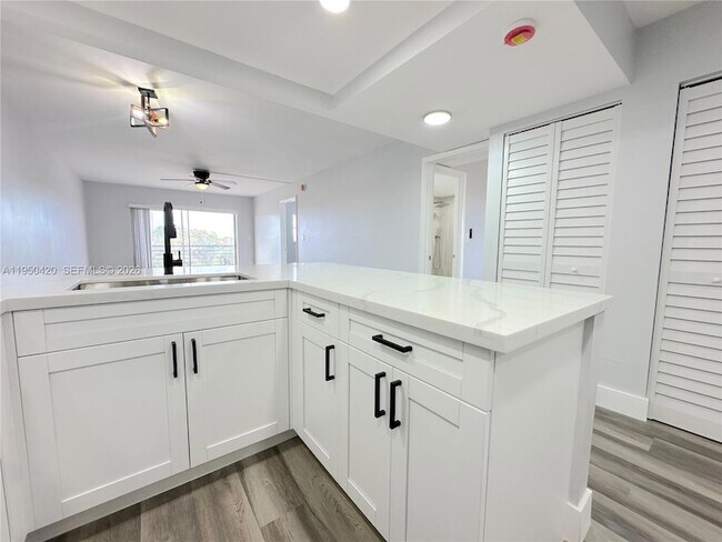 Foto del edificio - 3110 N Pine Island Rd