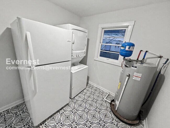 Building Photo - 4 Bed/1.5 Bath with In-Unit Laundry / Pet-Friendly / Vouchers Accepted / Available Now!