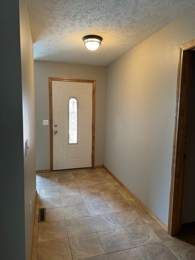 Building Photo - Spacious 3 bedroom, 2 bath available