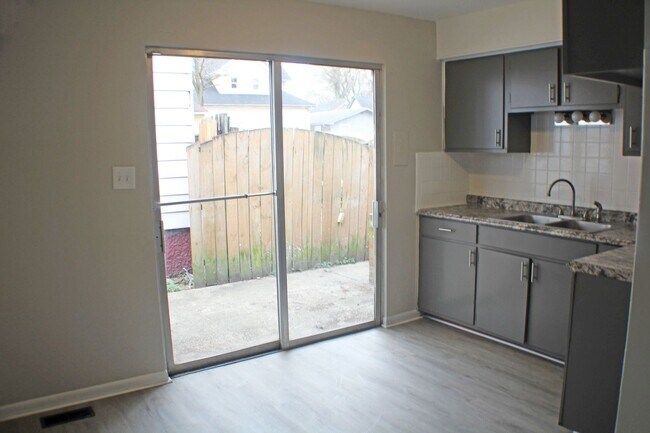 Building Photo - Newly Updated Duplex in Middletown!