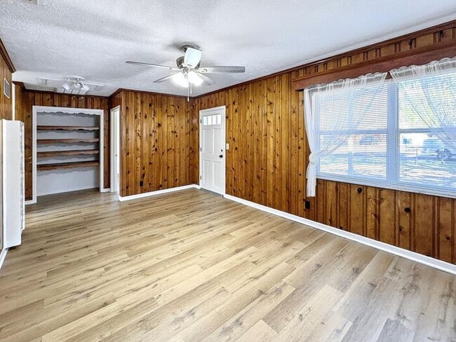 Foto del edificio - 1009 N Forbes Rd