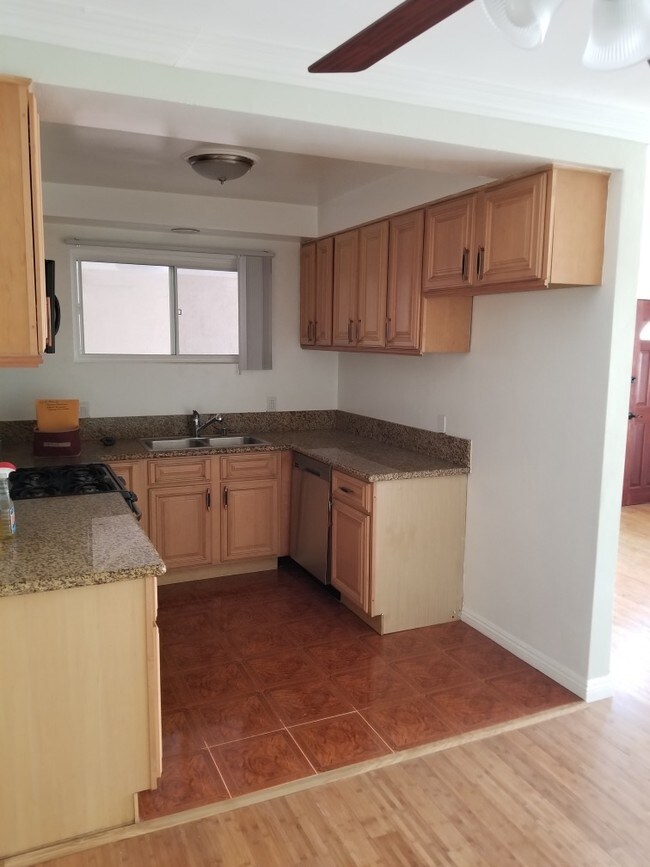 Foto del edificio - 1241 N Flores St
