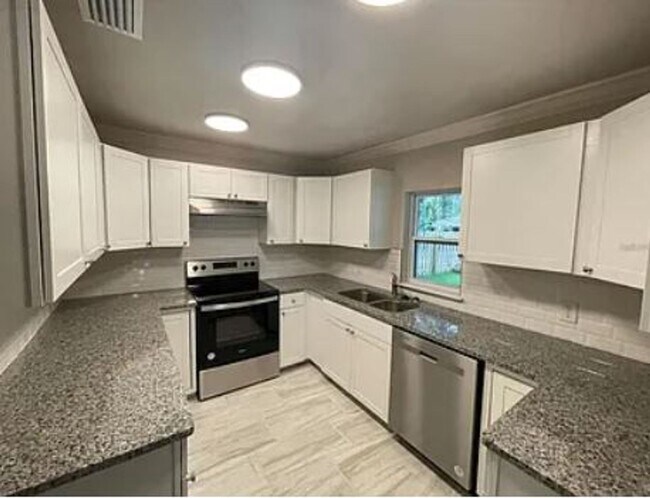 Foto del edificio - Spacious 3 Bed, 2 Bath Home with Workshop ...