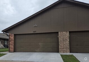 Building Photo - 507 Peppertree Ln