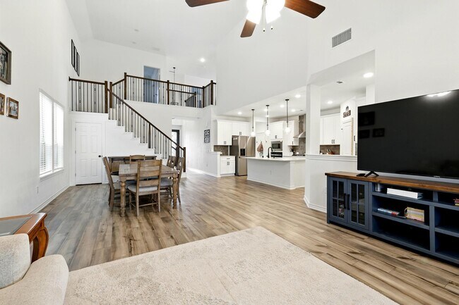 Foto del edificio - 15727 Rosemary Hl Ln