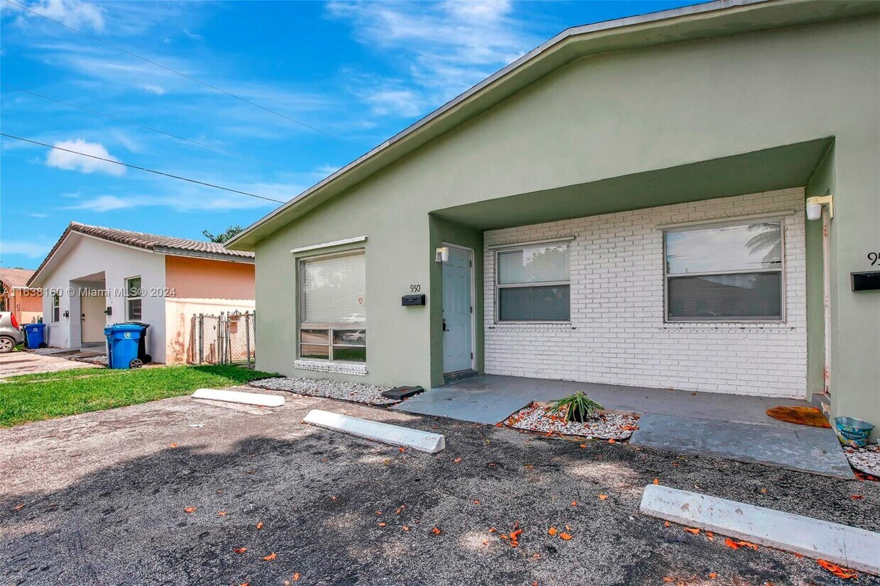 Primary Photo - 950 SW 16th St