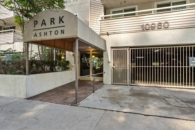 Foto del edificio - 10960 Ashton Ave