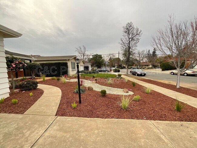 Foto del edificio - 7132 Bark Ln