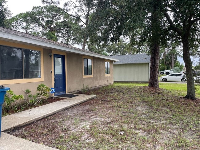 Building Photo - NW Palm Bay 3/2 with 1 car garage and encl...