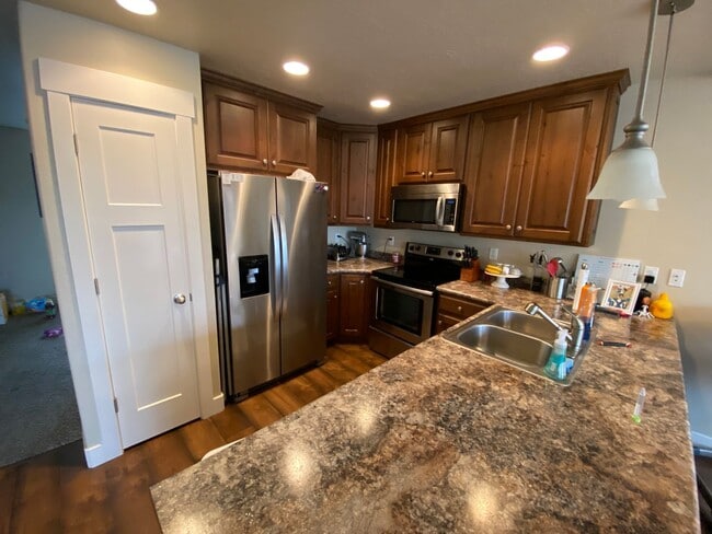 Building Photo - Cute Provo Townhome