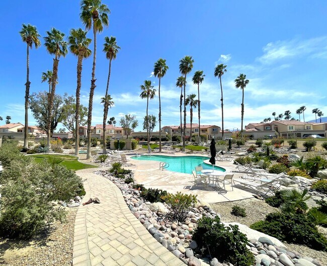Building Photo - AVAILABLE NOW!!! 1 Bed / 1 Bath Upstairs C...