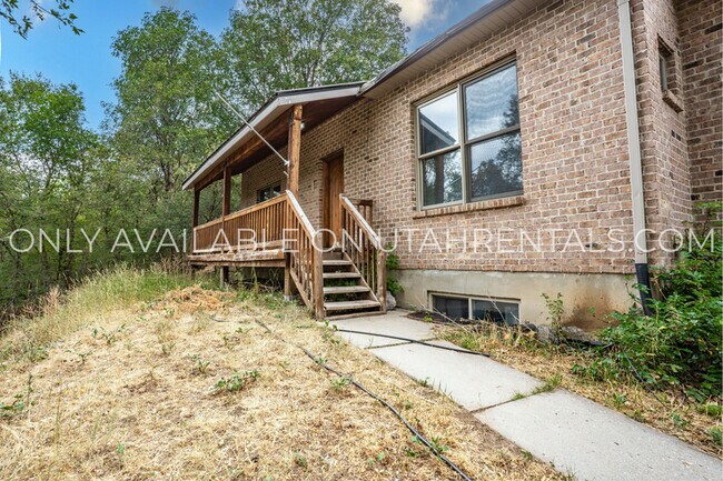 Building Photo - 950 S Settlement Dr