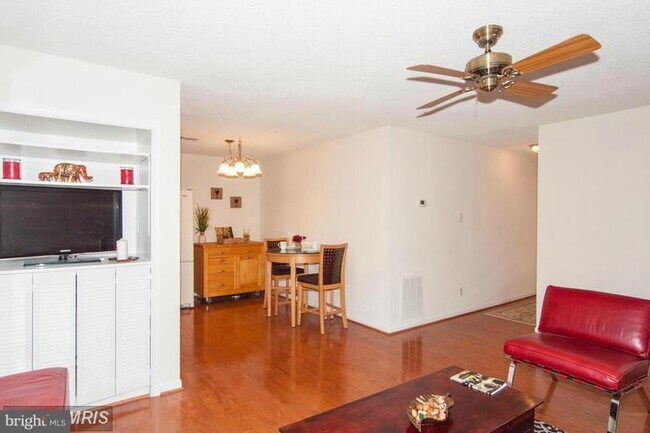 Foto del edificio - 12104 Green Leaf Ct
