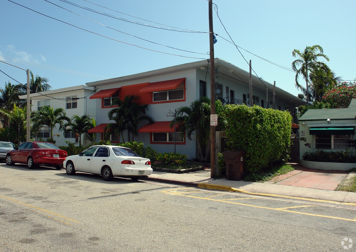Foto del edificio - 7635 Byron Ave