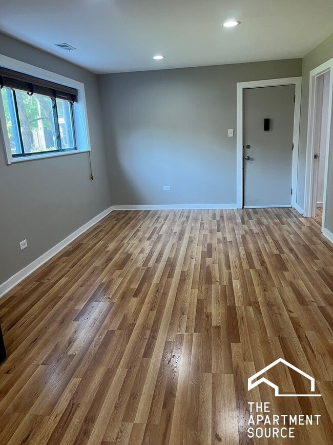 Photo - 1037 W Polk St (Chicago, IL) Apartment