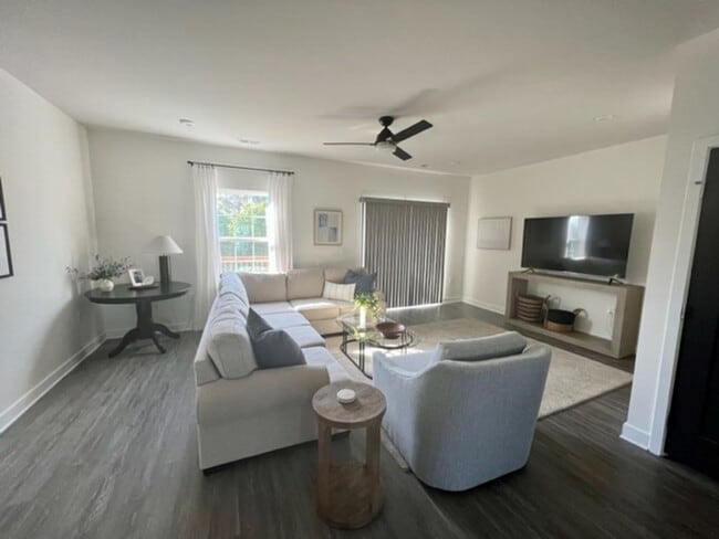 Building Photo - FULLY FURNISHED high-end beautiful 3 bedroom 3 1/2 bath home in Creekside Commons.