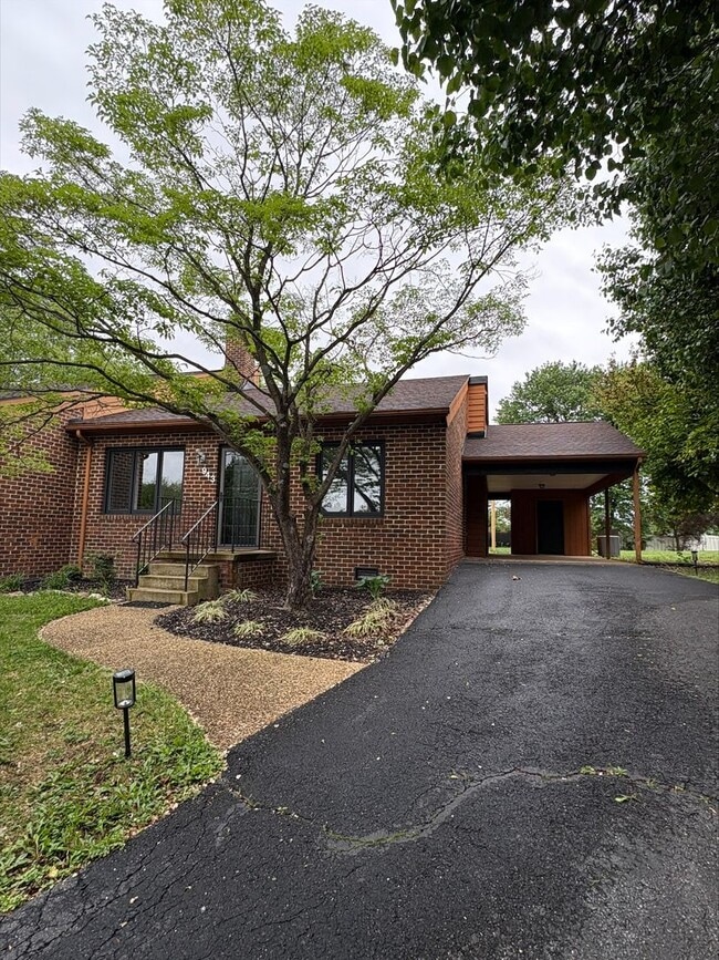 Building Photo - 943 Rosedale Dr