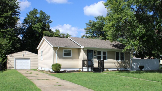 Building Photo - Great Three Bedroom Home