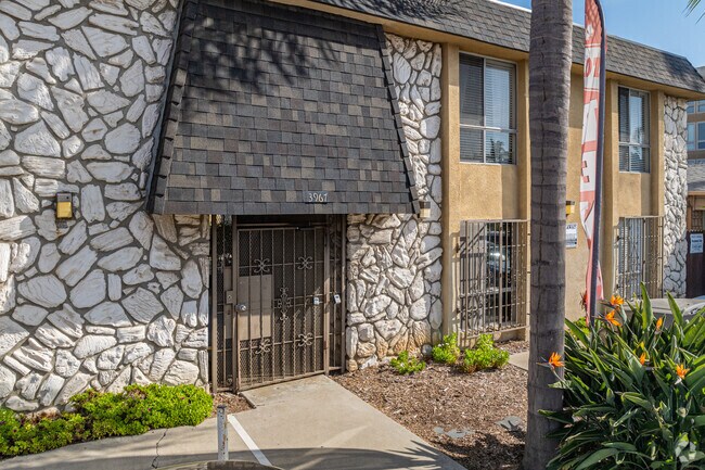 Entrada - 3967 Illinois St