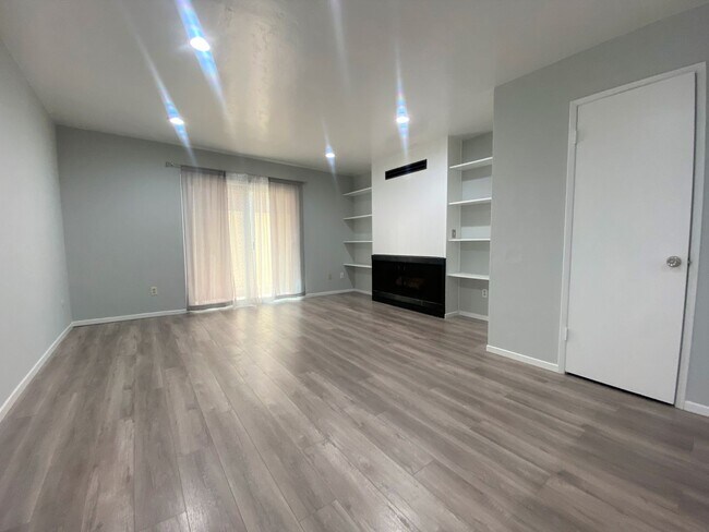 Building Photo - Welcome to your new condo in Pacific Beach...