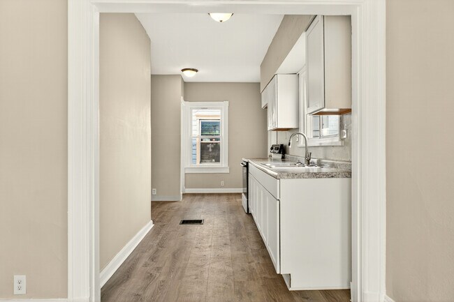 Building Photo - 102 Rockwood Ave