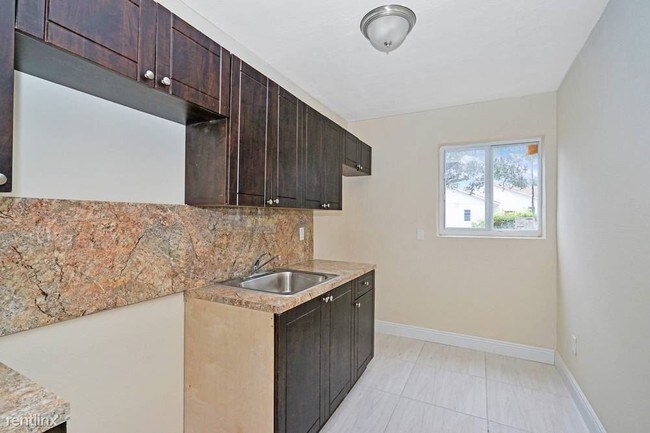 Building Photo - 2 br, 1 bath  - 1940 Washington Ave 2