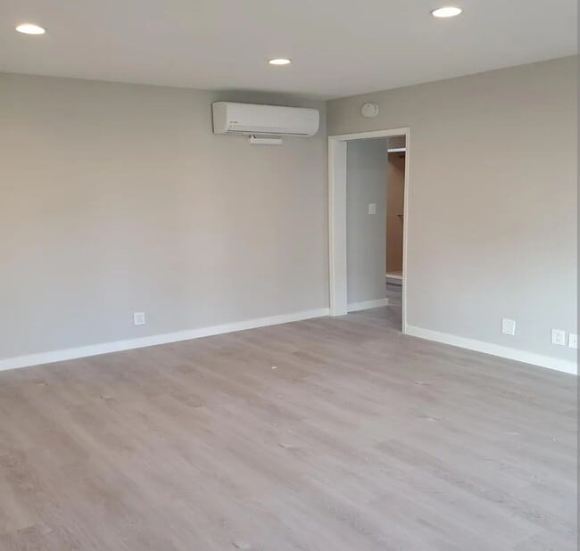 Building Photo - 8616 Holloway Dr