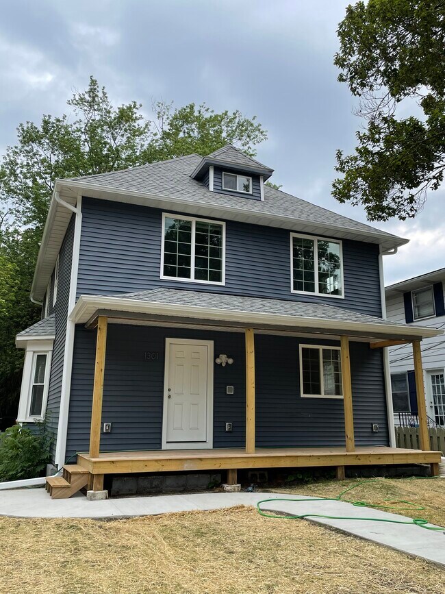 Building Photo - 1301 Wolcott Ave