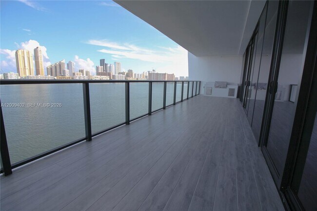 Foto del edificio - 5000 Island Estates Dr