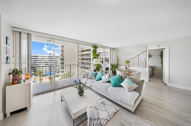 Foto del edificio - 7601 E Treasure Dr