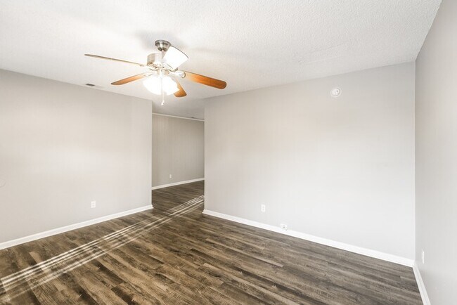 Building Photo - Lovely Home in Ladson, SC!