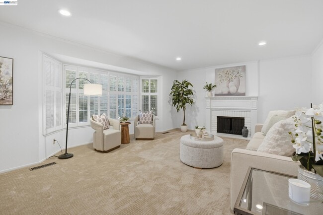 Foto del edificio - 2402 Royal Oaks Dr