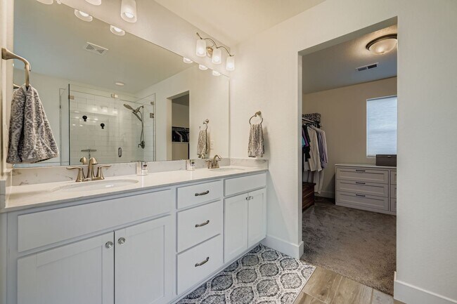 Foto del edificio - $1500 Move in incentive! Gorgeous contempo...