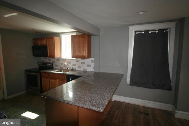 Building Photo - 2111 E Elkhart St