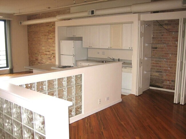 Building Photo - 2011 W Belmont Ave