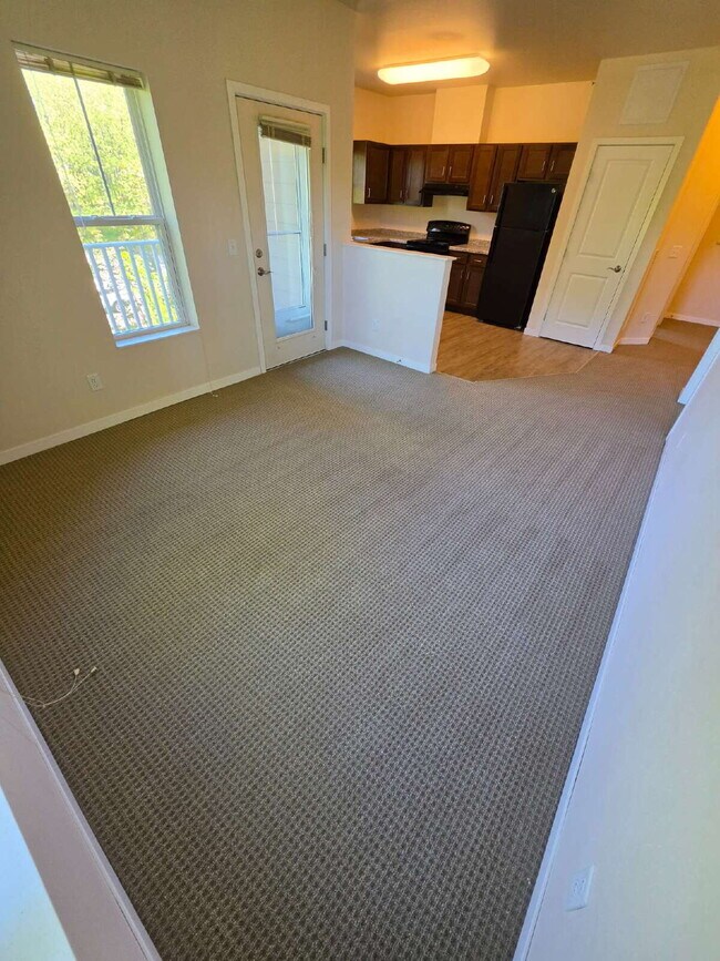 Building Photo - 2 Bedroom | 1 Bathroom 2nd Floor Apartment Available OCTOBER 1ST!