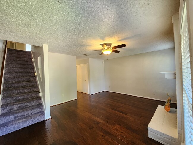 Foto del edificio - 17742 Kings Park Ln