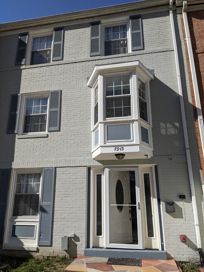 Fotografía del edificio - 7913 Central Park Cir