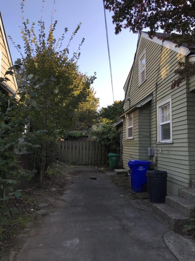 Building Photo - 3528 NE Schuyler St
