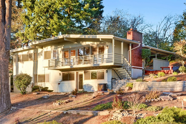 Hillside Bellevue Home w/ Lake Views! - Hillside Bellevue Home w/ Lake Views!