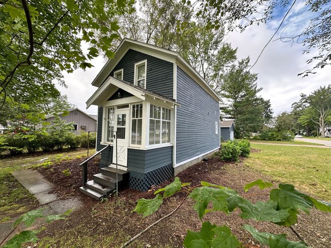 Building Photo - Three Bedroom Home in North Muskegon