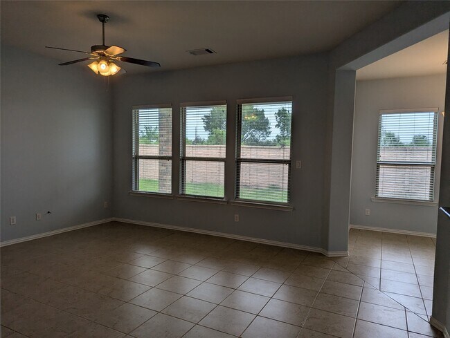 Foto del edificio - 8041 Silent Deep Dr