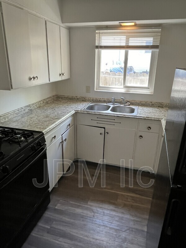 Building Photo - 525 Kirman Ave.