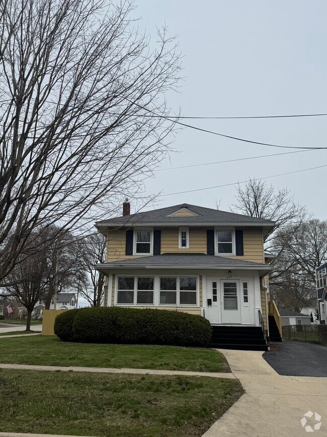 Building Photo - 527 Peyton St