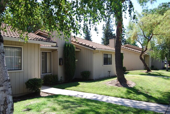 Foto del edificio - 1919 Quail Lakes Dr
