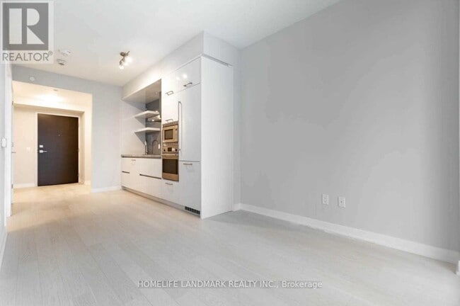 Building Photo - 2221 Yonge St